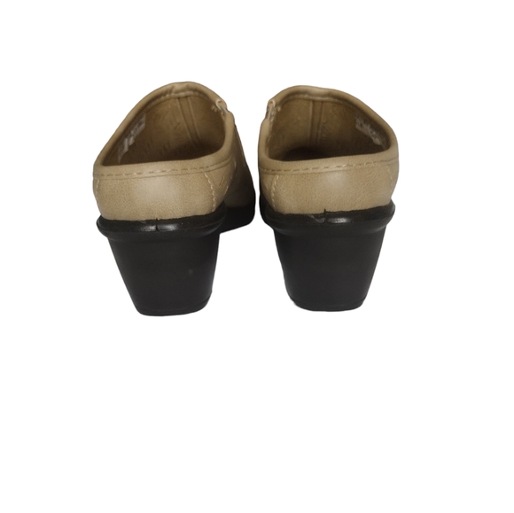 Clogs Shoes In A Tan Color by Easy Street comfort wave size 6 1/2 - Picture 3 of 6